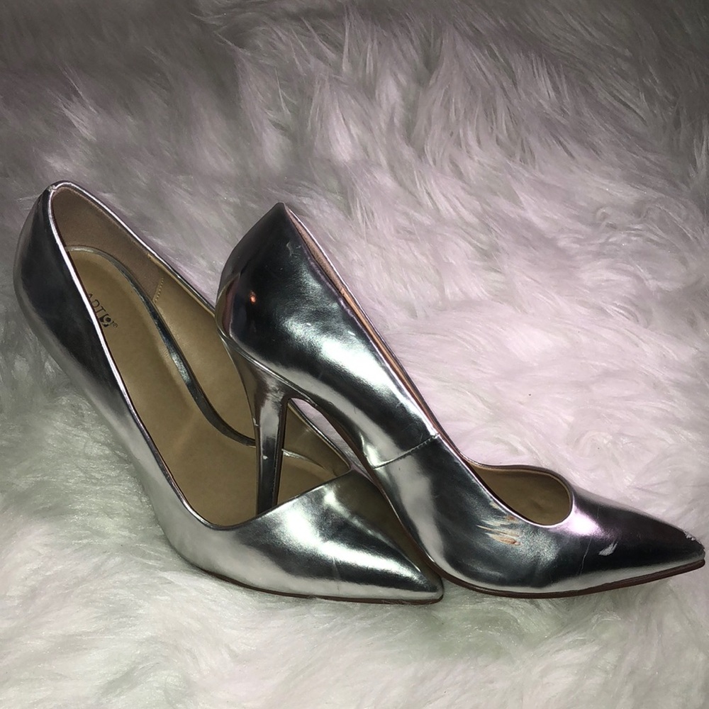Silver Apt9 closes toe pumps